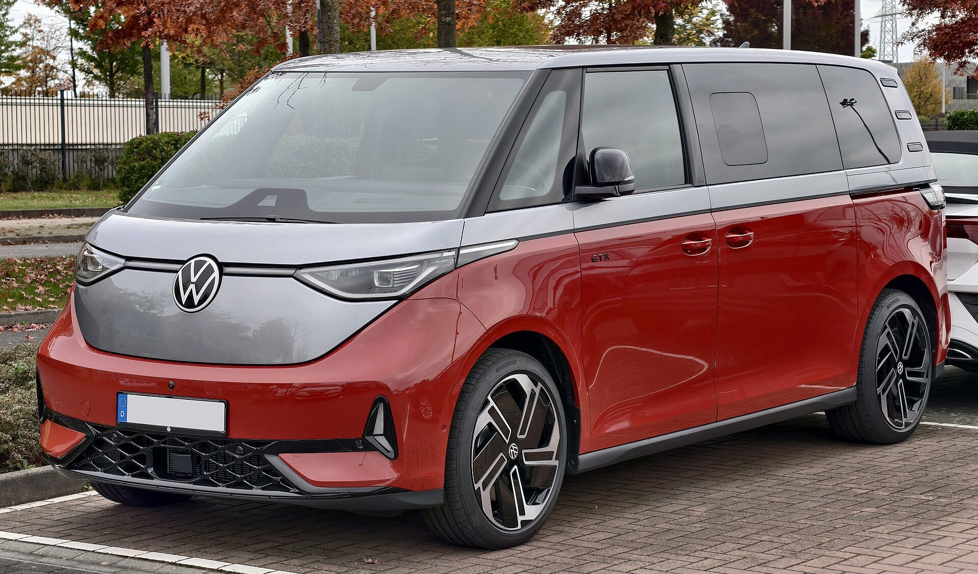 Volkswagen ID. Buzz GTX iki renkli gövde, önden üç çeyrek görünüm