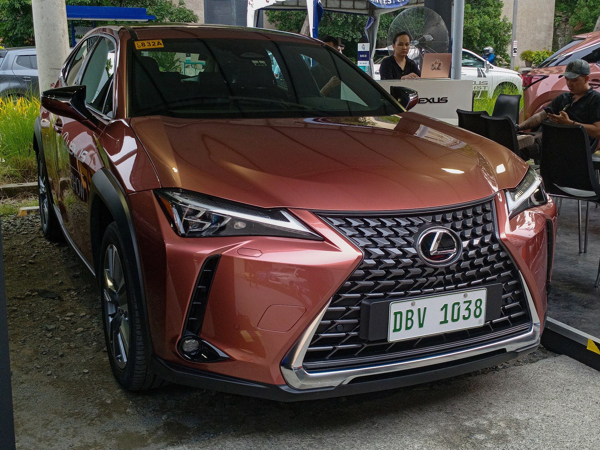 Bakır rengi Lexus UX 300e, ön sağ çapraz görünüm