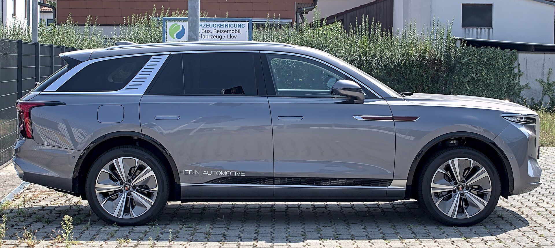 Gri Hongqi E-HS9, yandan görünüm (Schwetzingen)