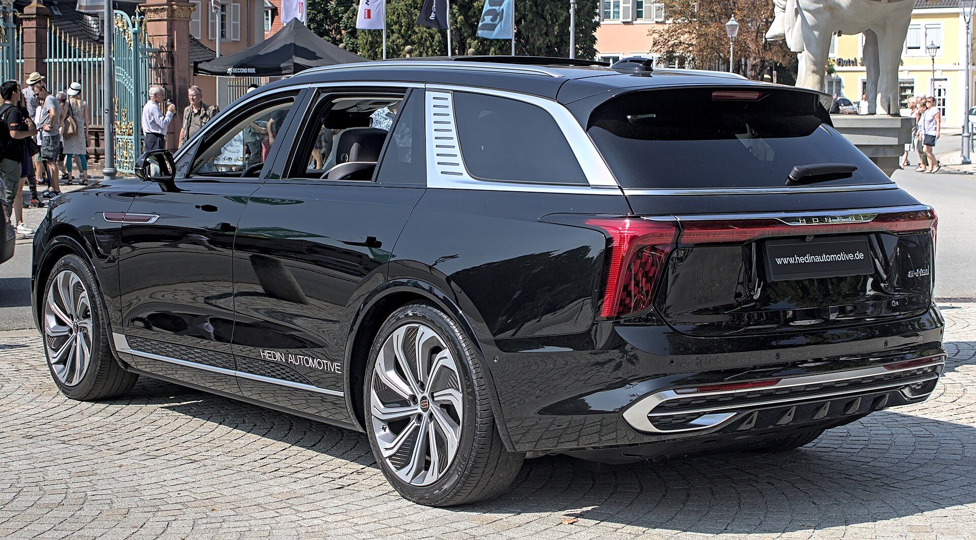 Siyah Hongqi E-HS9, arkadan üç çeyrek görünüm (Schwetzingen)