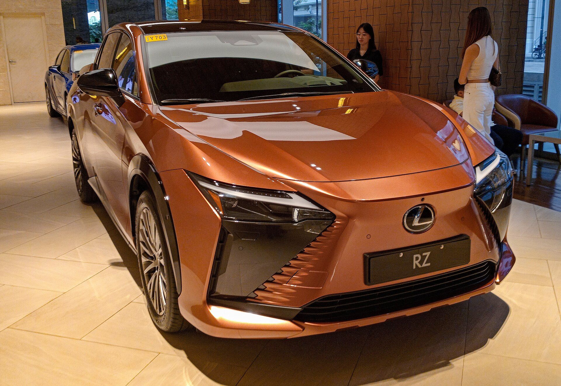 Bakır rengi Lexus RZ 450e, ön sağ çapraz görünüm