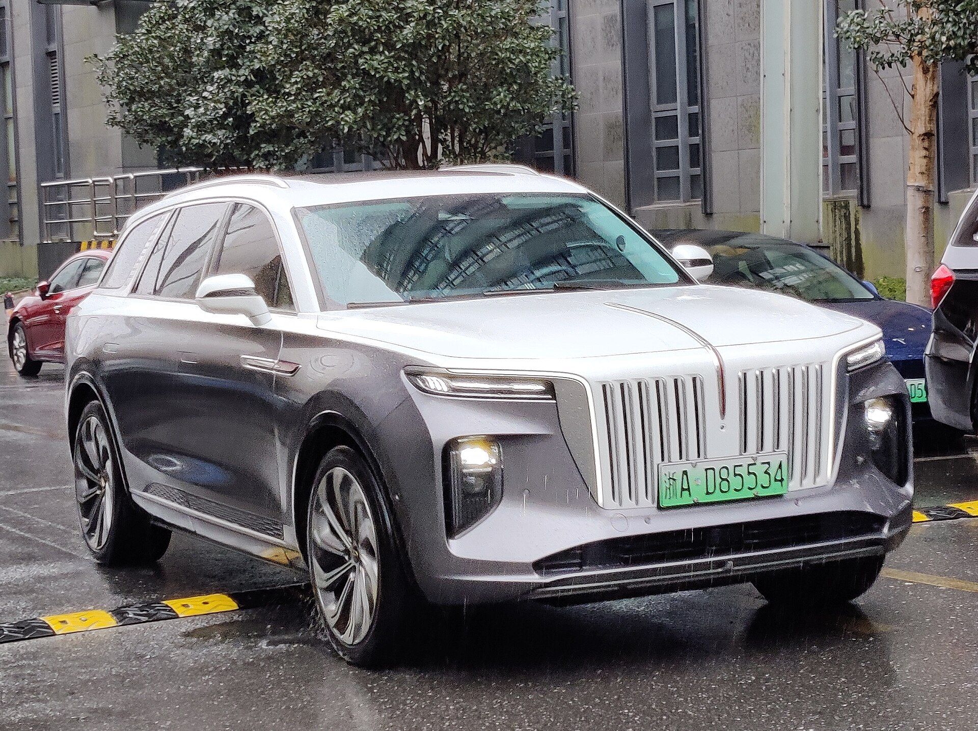 Gümüş Hongqi E-HS9, önden üç çeyrek görünüm (Şanghay)