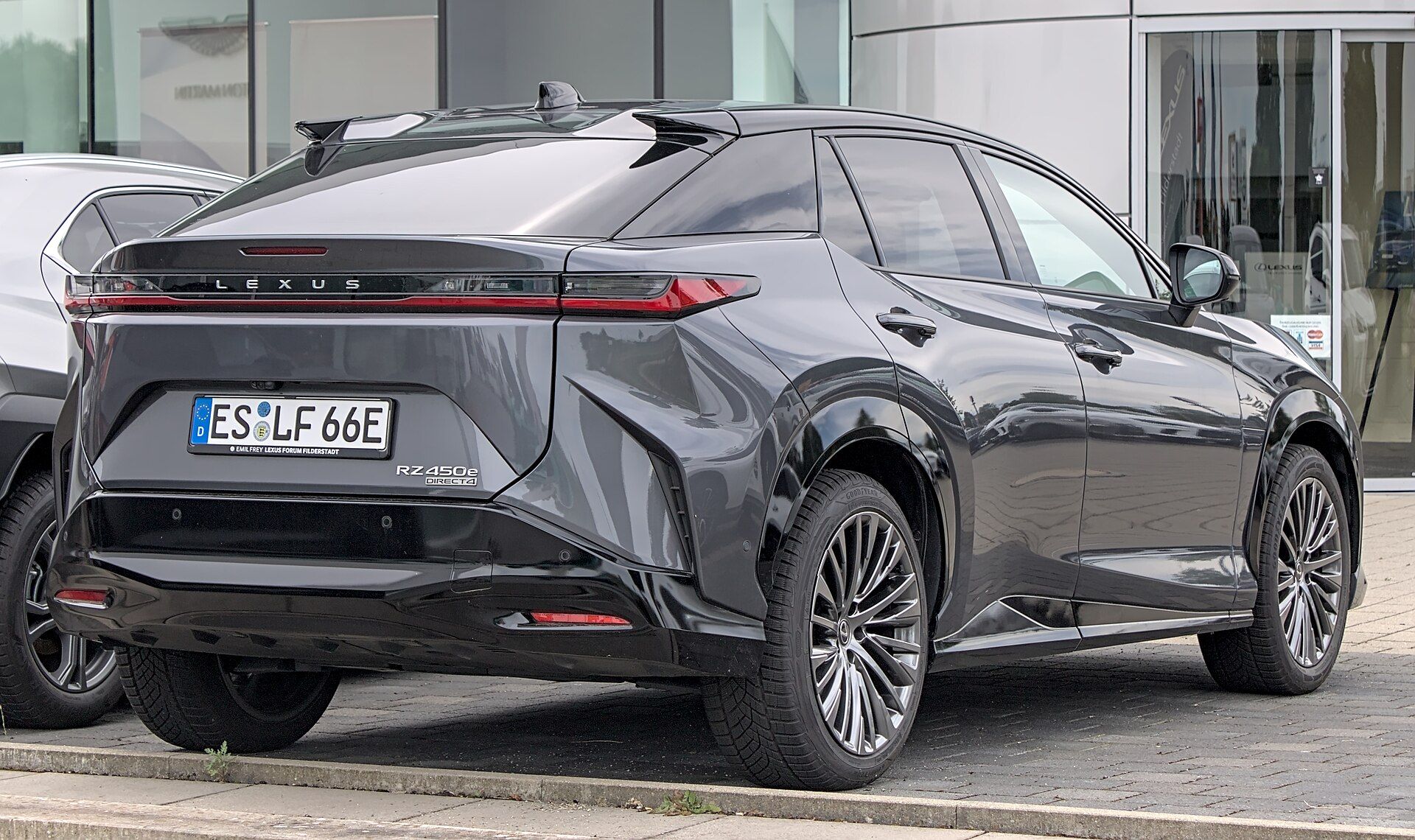 Lexus RZ 450e, yan görünüm