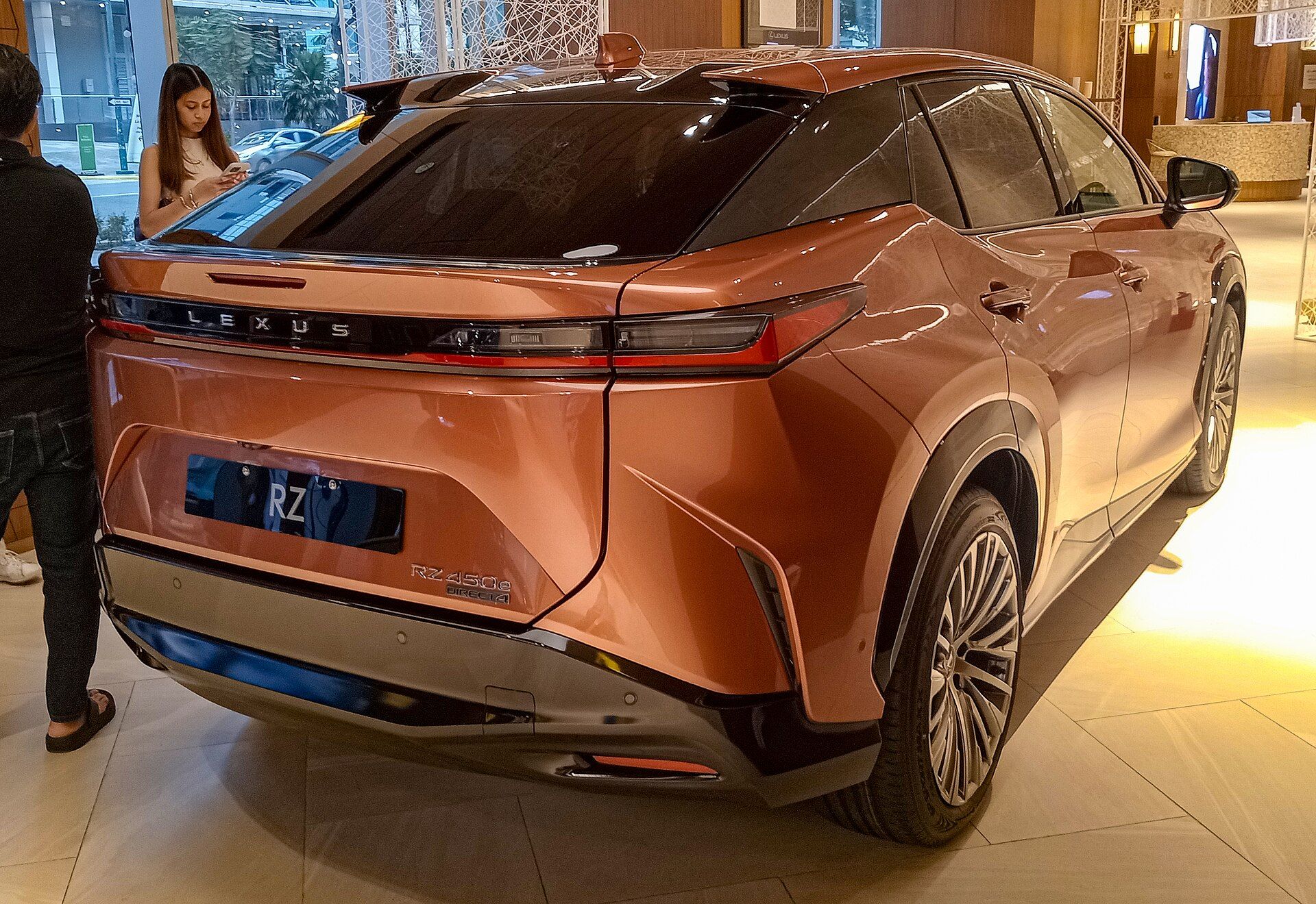 Bakır rengi Lexus RZ 450e, arka sağ çapraz görünüm