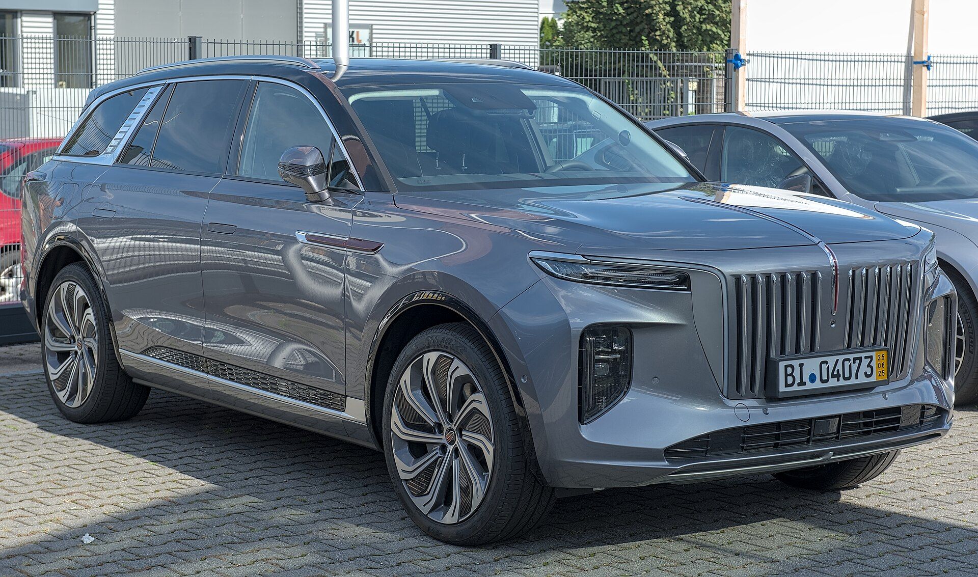 Gri Hongqi E-HS9, önden üç çeyrek görünüm (Schwetzingen)