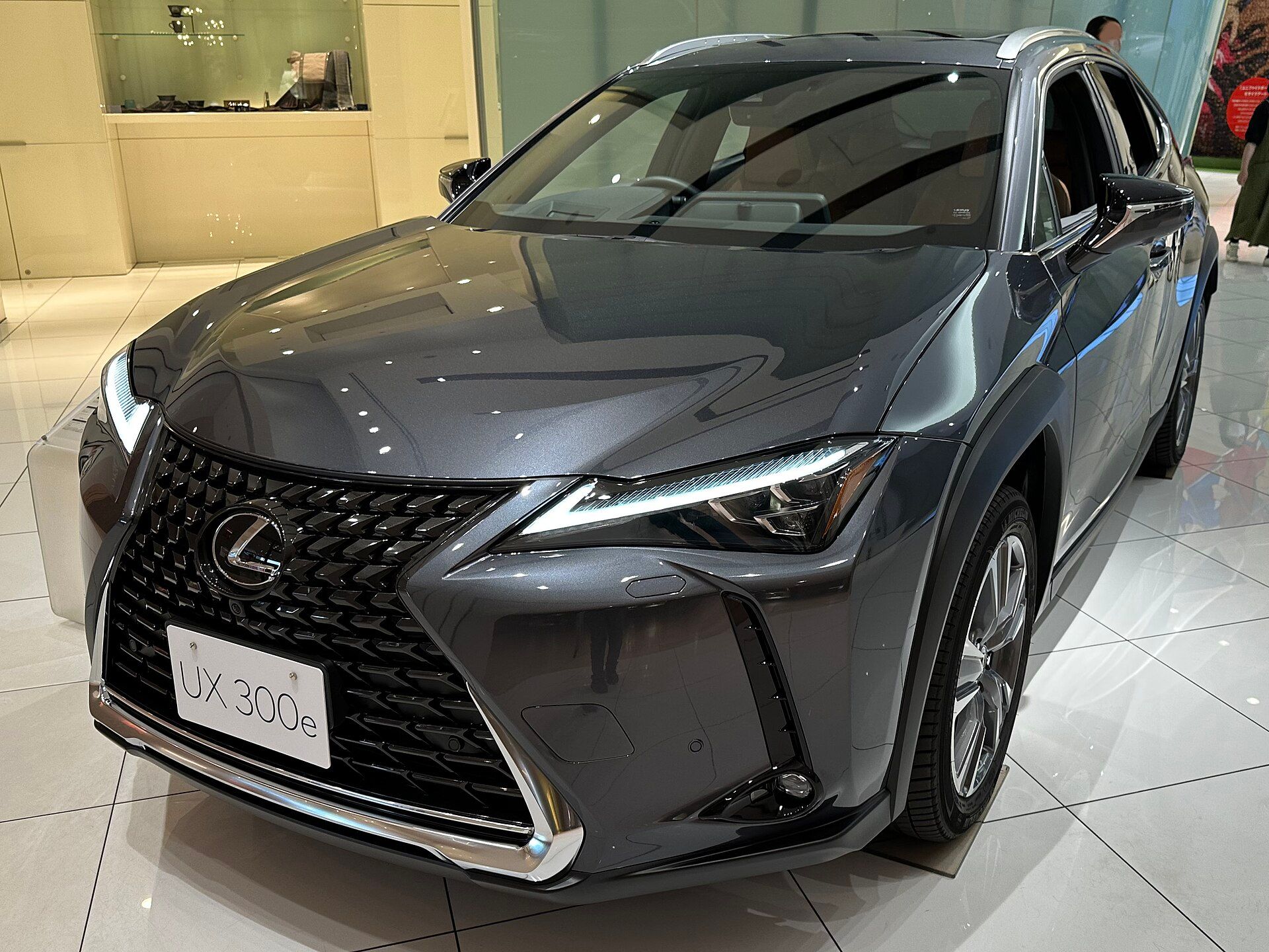 Lexus UX 300e, ön çapraz görünüm